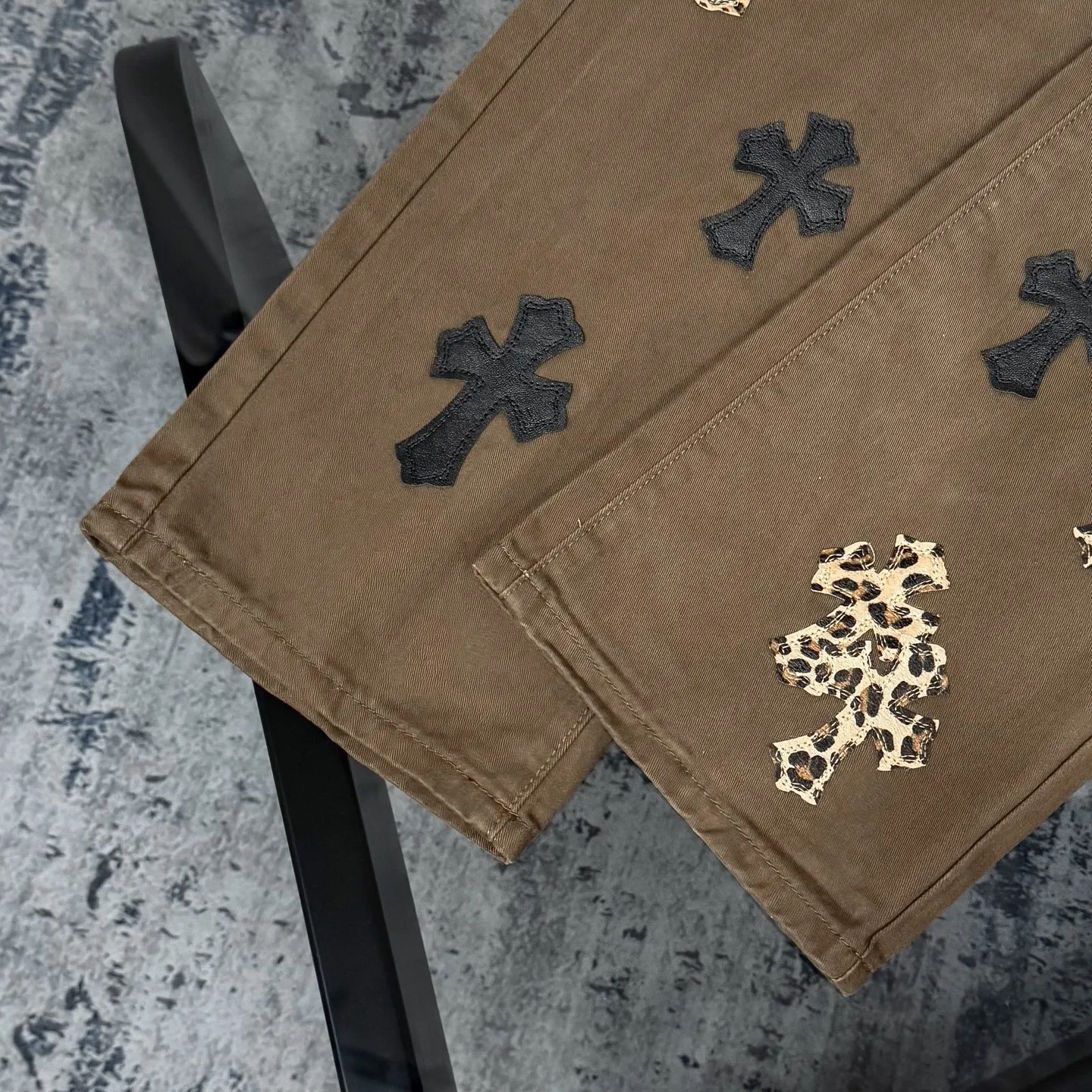 P260 Chrome Hearts/Chrome Hearts leopard print checkerboard horsehair cross patch leather jeans - Full of exploring the ultimate in fashion, Chrome Hearts' new Chrome Hearts pants cleverly integrate camouflage cross, checkerboard horsehair cross and other elements to break the traditional boundaries. The clever fusion of Mattyboy’s same style, overalls and khaki jeans brings endless matching inspiration to fashionistas.  This pair of Croxin overalls not only presents a unique retro style, but also combines comfort and sophistication with its wide-leg, loose design. The mid-high waist design matches a lazy and casual style, which not only makes the legs longer but also maintains a casual feel, it is a must-have fashion choice for trendy men and trendy women.  Brown overalls are unique in leather matching and color selection, making them the leader among overalls. Chrome Hearts' khaki cross chino casual pants have a prince-like aristocratic feel. The pants have 40 panels of leather and full texture. The W34 size is perfectly presented and has become the focus of the forefront of fashion. Whether it's for daily wear or a trendy try, these pants can bring you an excellent fashion experience.  Color: brown Size: 28 30 32 34 corresponding size s-xl